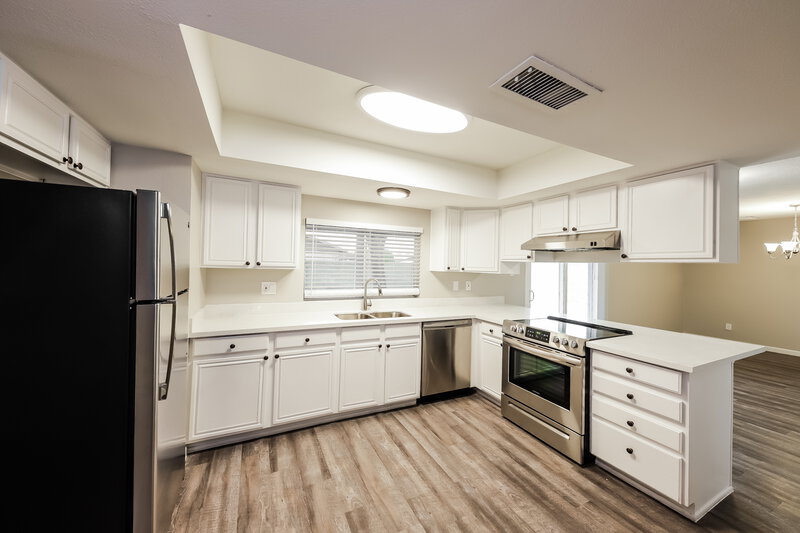 2,030/Mo, 11002 N 42nd Ave Phoenix, AZ 85029 Kitchen View 2