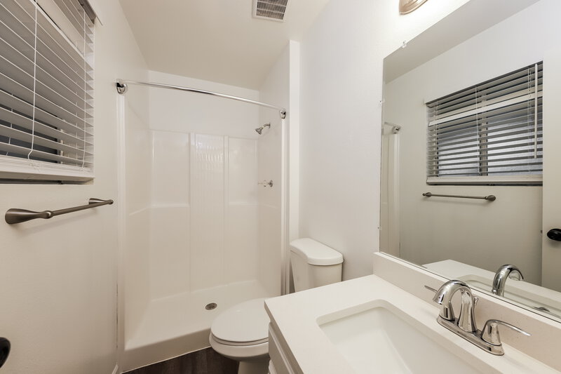 2,030/Mo, 11002 N 42nd Ave Phoenix, AZ 85029 Main Bathroom View