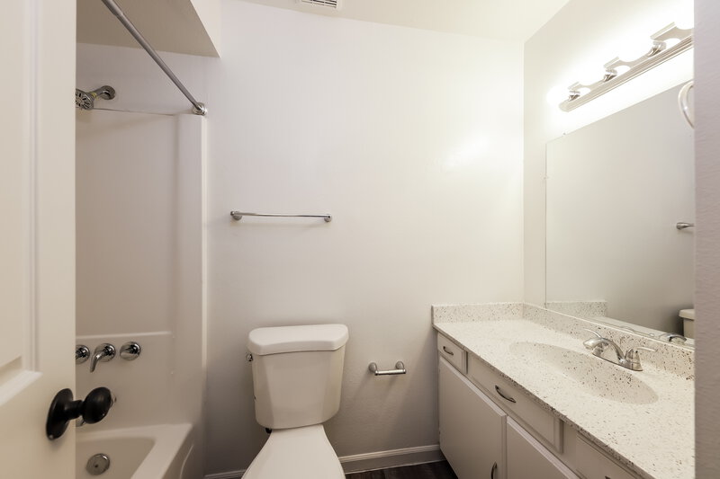 2,030/Mo, 11002 N 42nd Ave Phoenix, AZ 85029 Bathroom View