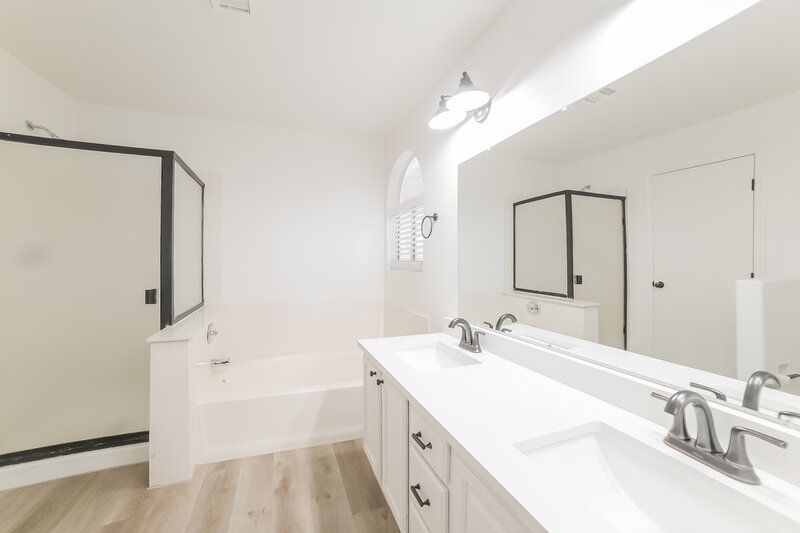 2,500/Mo, 4330 W Camino Vivaz Glendale, AZ 85310 Main Bathroom View