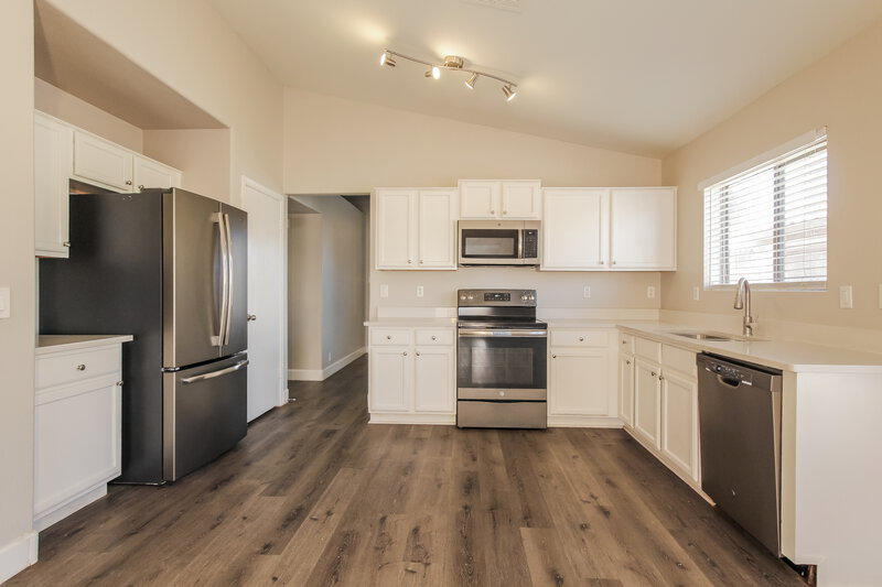 1,660/Mo, 15746 W Young St Surprise, AZ 85374 Kitchen View