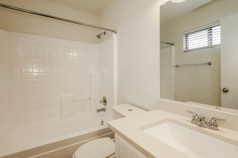 1,660/Mo, 15746 W Young St Surprise, AZ 85374 Main Bathroom View