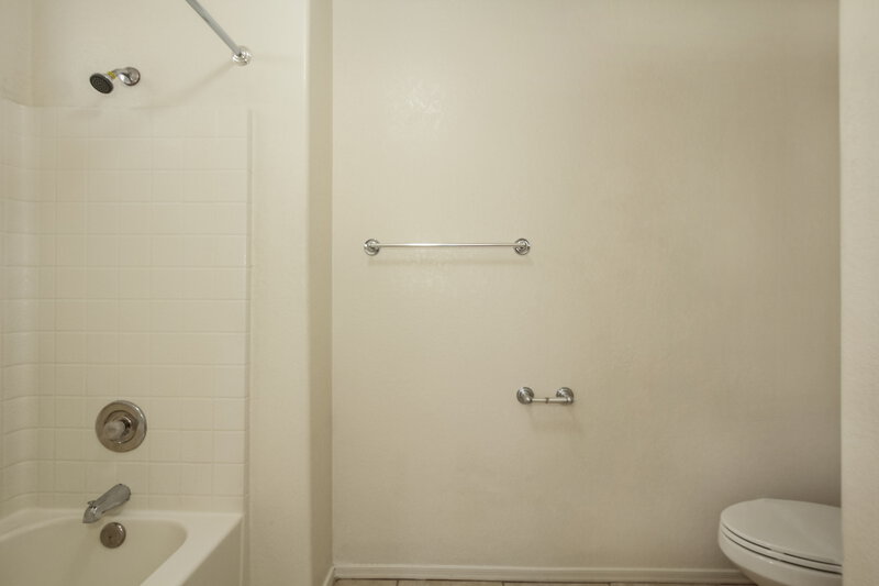 2,390/Mo, 8720 W Tuckey Ln Glendale, AZ 85305 Main Bathroom View