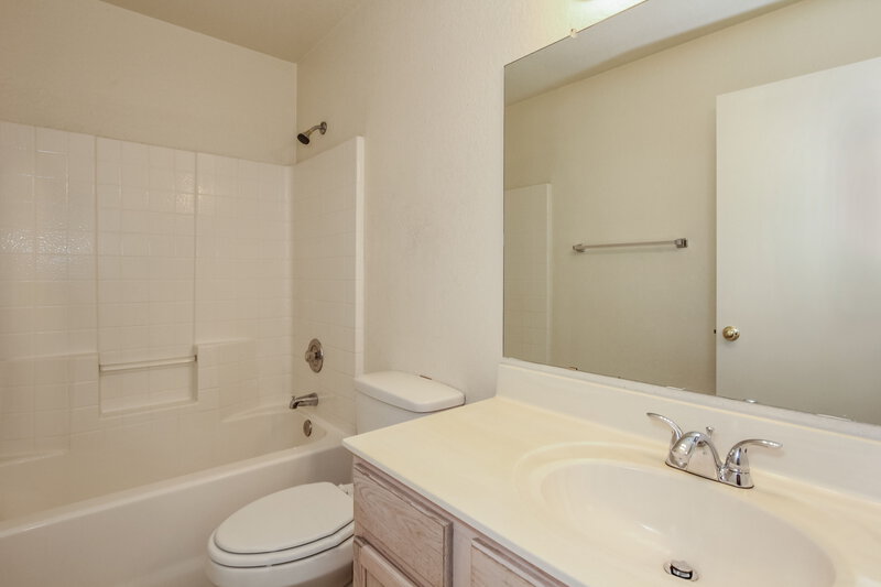2,390/Mo, 8720 W Tuckey Ln Glendale, AZ 85305 Bathroom View