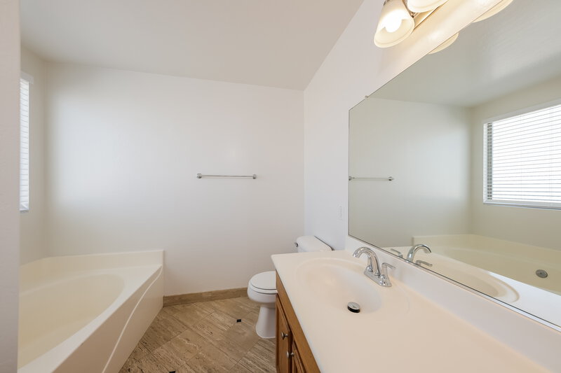 2,115/Mo, 10626 W Papago St Tolleson, AZ 85353 Main Bathroom View