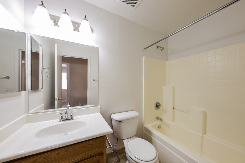 2,115/Mo, 10626 W Papago St Tolleson, AZ 85353 Bathroom View
