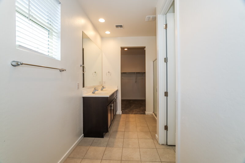 2,420/Mo, 11022 W Marguerite Ave Tolleson, AZ 85353 Main Bathroom View
