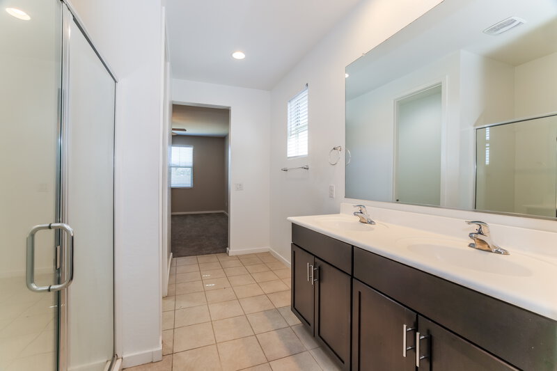 2,420/Mo, 11022 W Marguerite Ave Tolleson, AZ 85353 Main Bathroom View 2