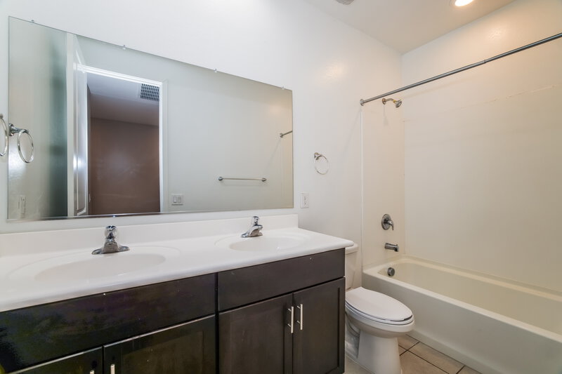 2,420/Mo, 11022 W Marguerite Ave Tolleson, AZ 85353 Bathroom View