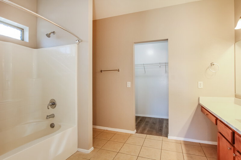 2,340/Mo, 5657 S 236th Ave Buckeye, AZ 85326 Main Bathroom View