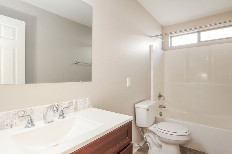 2,340/Mo, 5657 S 236th Ave Buckeye, AZ 85326 Bathroom View