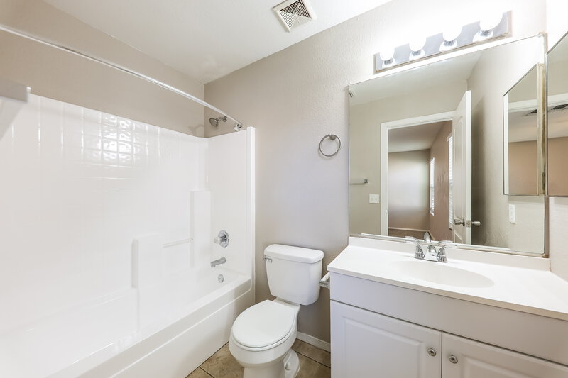 2,220/Mo, 3012 W Running Deer Trl Phoenix, AZ 85083 Main Bathroom View