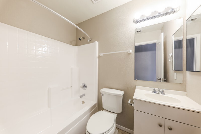 2,220/Mo, 3012 W Running Deer Trl Phoenix, AZ 85083 Bathroom View