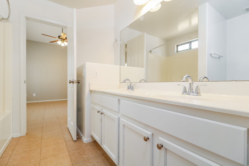 2,005/Mo, 14715 N 124th Ave El Mirage, AZ 85335 Main Bathroom View