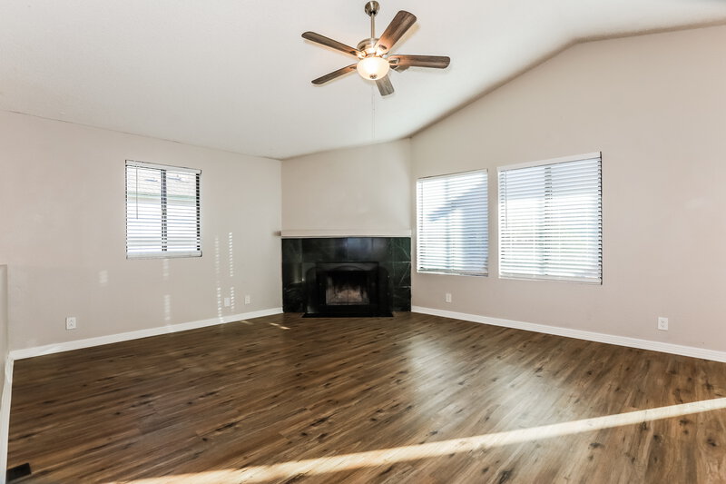 2,180/Mo, 921 S Val Vista Dr Unit 18 Mesa, AZ 85204 Living Room View