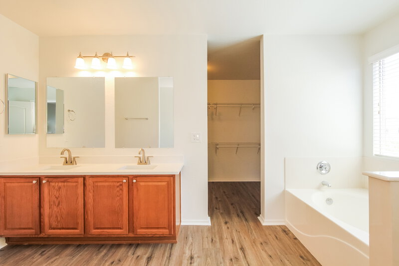 2,805/Mo, 3124 W Pleasant Ln Phoenix, AZ 85041 Main Bathroom View