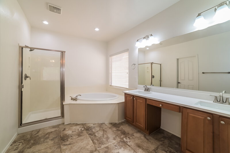 2,600/Mo, 16015 W Christy Dr Surprise, AZ 85379 Main Bathroom View