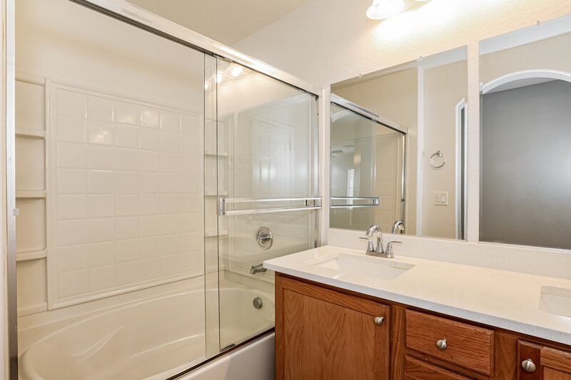 1,800/Mo, 10239 W Via del Sol Peoria, AZ 85383 Main Bathroom View