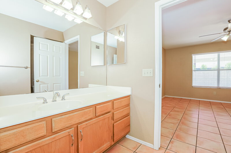3,005/Mo, 2560 N Lindsay Rd Unit 67 Mesa, AZ 85213 Main Bathroom View 2