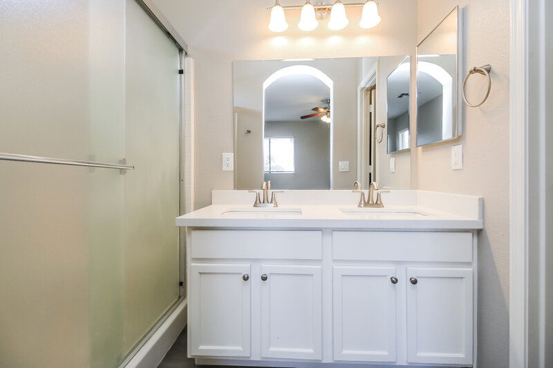 2,015/Mo, 9018 E Glade Ave Mesa, AZ 85209 Main Bathroom View