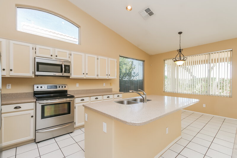 2,615/Mo, 224 W Smoke Tree Rd Gilbert, AZ 85233 Kitchen View