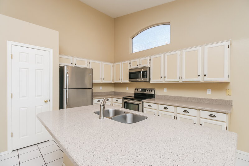 2,615/Mo, 224 W Smoke Tree Rd Gilbert, AZ 85233 Kitchen View 2