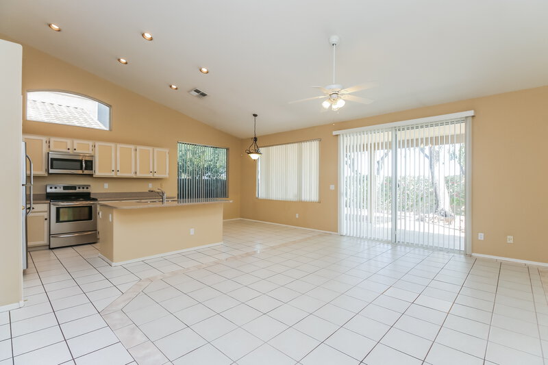 2,615/Mo, 224 W Smoke Tree Rd Gilbert, AZ 85233 Family Room View