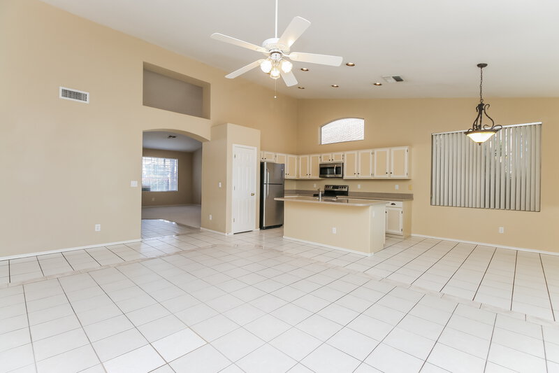 2,615/Mo, 224 W Smoke Tree Rd Gilbert, AZ 85233 Family Room View 2