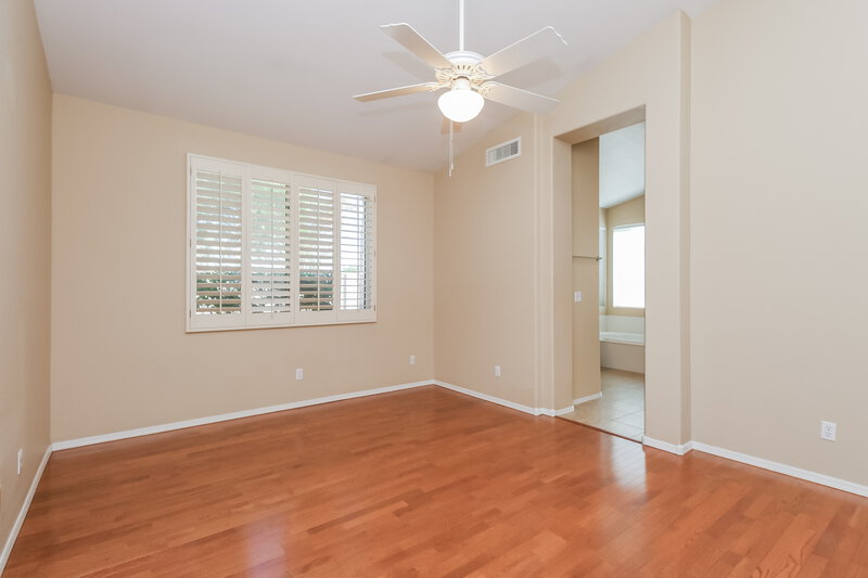 2,615/Mo, 224 W Smoke Tree Rd Gilbert, AZ 85233 Main Bedroom View 2
