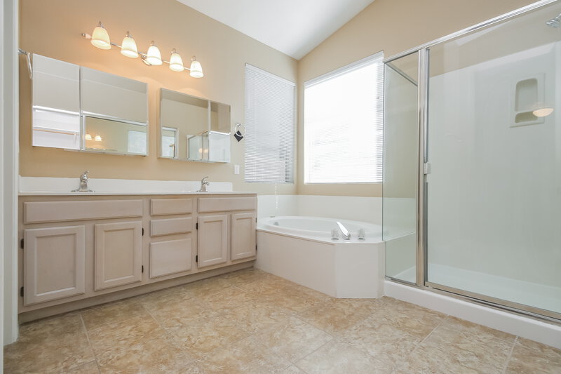 2,615/Mo, 224 W Smoke Tree Rd Gilbert, AZ 85233 Main Bathroom View