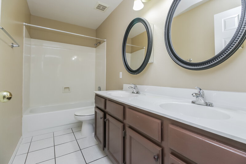 2,615/Mo, 224 W Smoke Tree Rd Gilbert, AZ 85233 Bathroom View