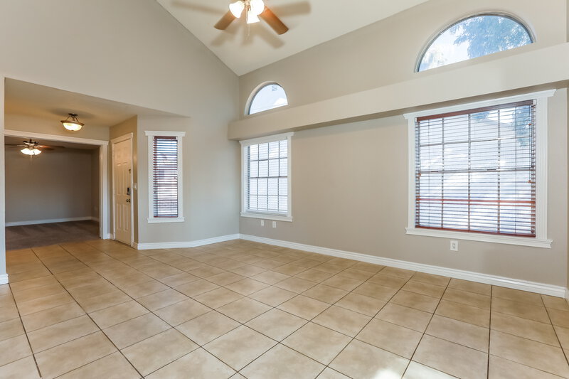 2,200/Mo, 1915 S 39th St Unit 7 Mesa, AZ 85206 Living Room View 2