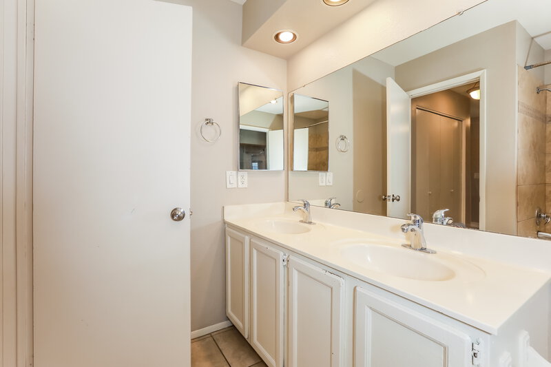 2,200/Mo, 1915 S 39th St Unit 7 Mesa, AZ 85206 Main Bathroom View