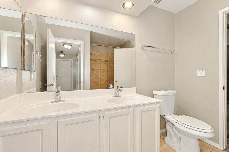 2,165/Mo, 1915 S 39th St Unit 7 Mesa, AZ 85206 Primary Bathroom View