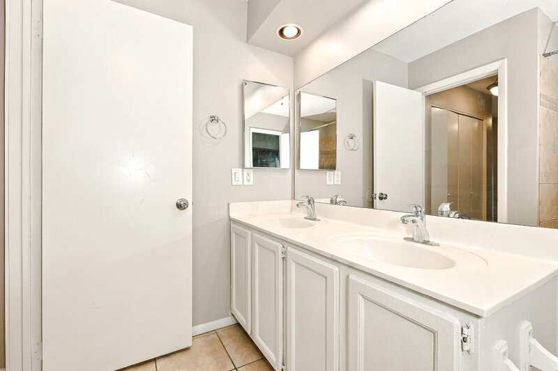 2,165/Mo, 1915 S 39th St Unit 7 Mesa, AZ 85206 Primary Bathroom View 2