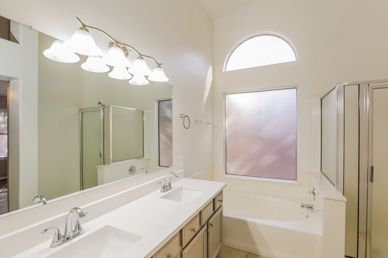 2,560/Mo, 841 S Twelve Oaks Blvd Chandler, AZ 85226 Main Bathroom View