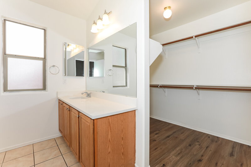 2,000/Mo, 10264 E Crescent Ave Mesa, AZ 85208 Main Bathroom View 2