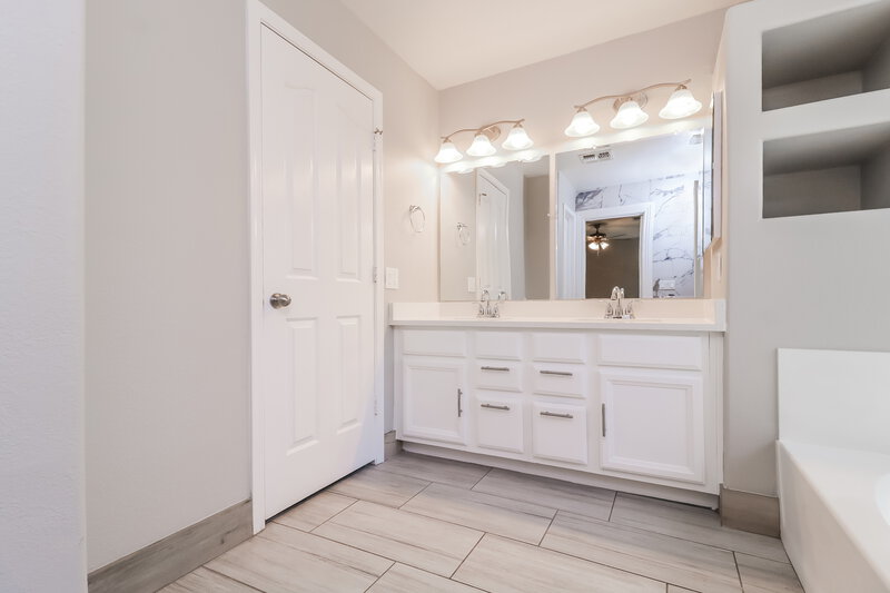 2,300/Mo, 4853 W Kristal Way Glendale, AZ 85308 Main Bathroom View