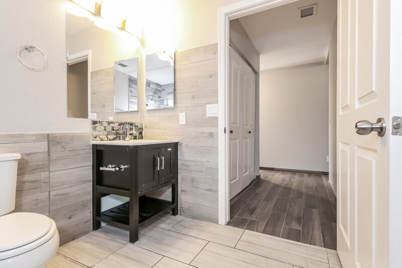 2,300/Mo, 4853 W Kristal Way Glendale, AZ 85308 Main Bathroom View 2