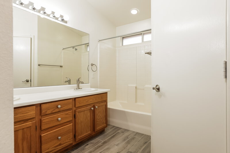 2,030/Mo, 115 W Runion Dr Phoenix, AZ 85027 Main Bathroom View