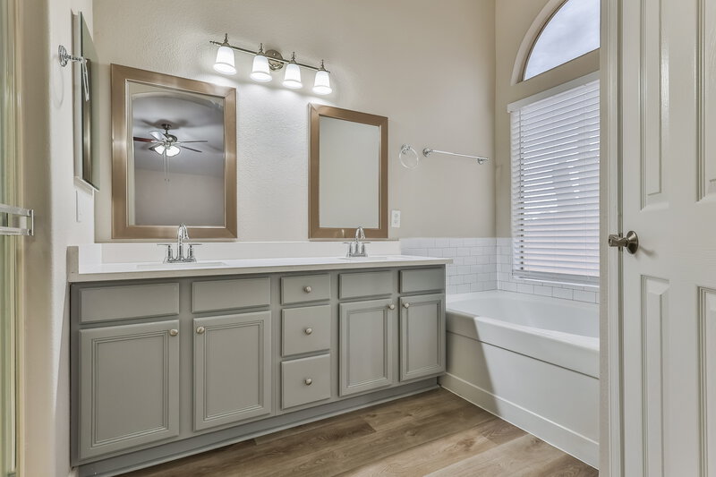 2,750/Mo, 4304 E Rowel Rd Phoenix, AZ 85050 Main Bathroom View