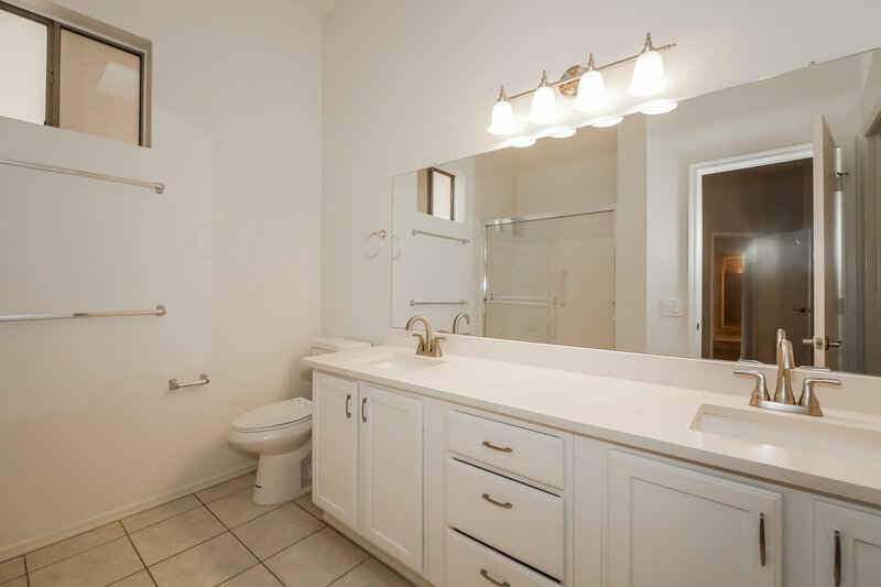 2,375/Mo, 3424 E Wahalla Ln Phoenix, AZ 85050 Main Bathroom View