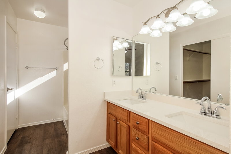 2,280/Mo, 9243 W Saint John Rd Peoria, AZ 85382 Main Bathroom View