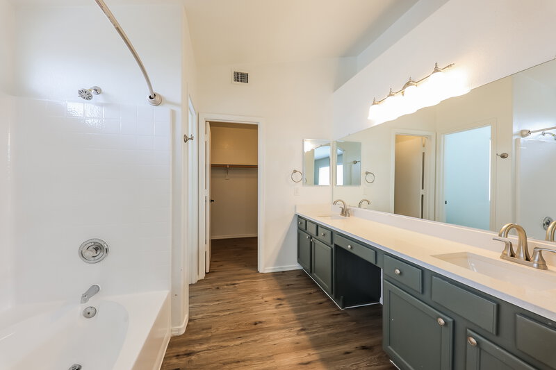 2,650/Mo, 1102 W Behrend Dr Phoenix, AZ 85027 Main Bathroom View