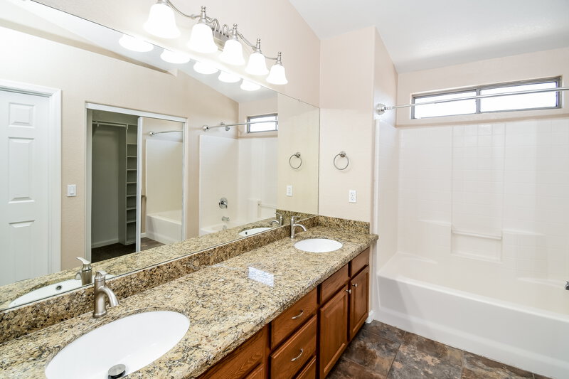 2,065/Mo, 810 E Rossi Ct San Tan Valley, AZ 85140 Main Bathroom View