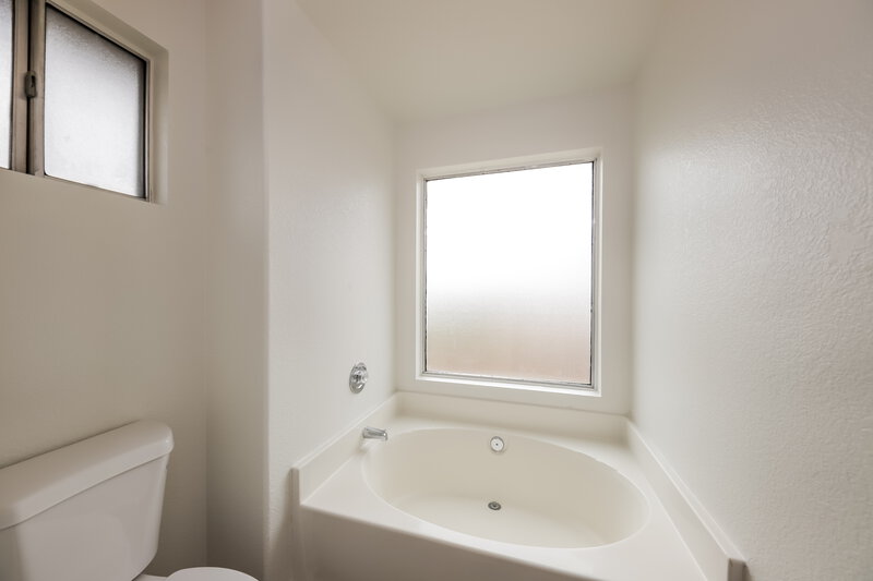 2,555/Mo, 4231 W Whispering Wind Dr Glendale, AZ 85310 Main Bathroom View