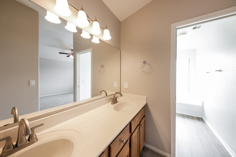 2,555/Mo, 4231 W Whispering Wind Dr Glendale, AZ 85310 Main Bathroom View 2