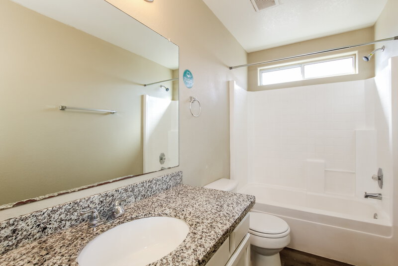 2,340/Mo, 3015 W Zachary Dr Phoenix, AZ 85027 Bathroom View