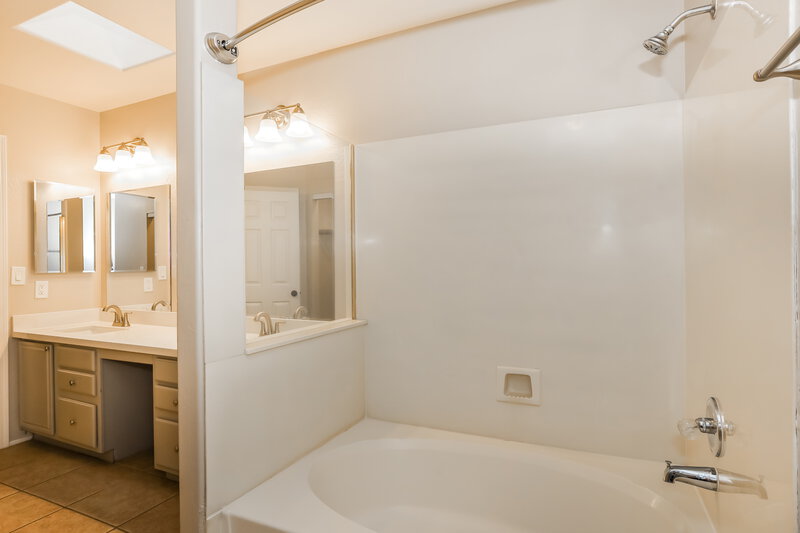 1,995/Mo, 3755 E Broadway Rd Unit 39 Mesa, AZ 85206 Main Bathroom View