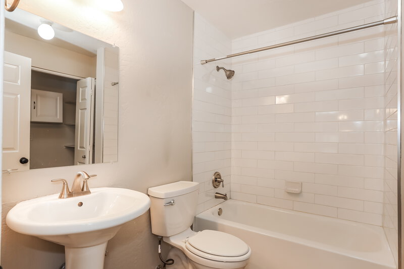 1,995/Mo, 3755 E Broadway Rd Unit 39 Mesa, AZ 85206 Bathroom View